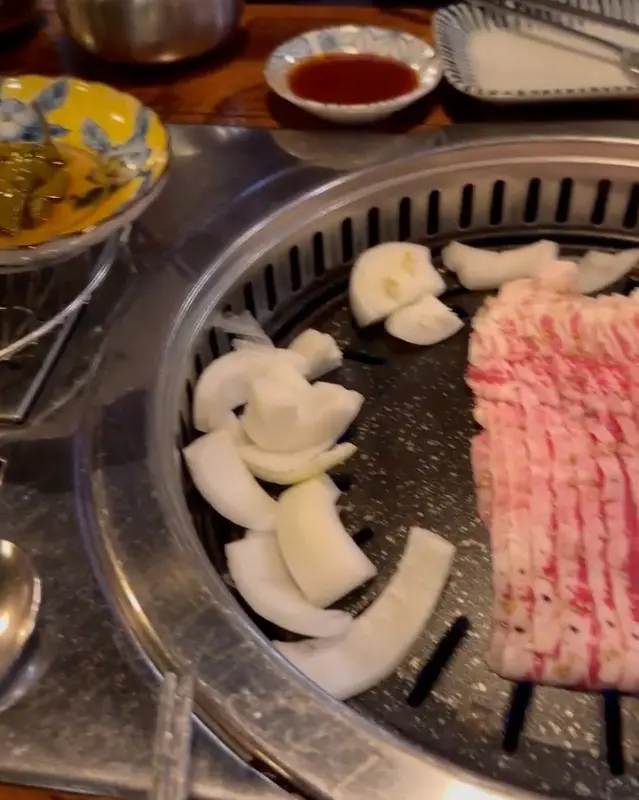 불판 위의 우삼겹과 양파