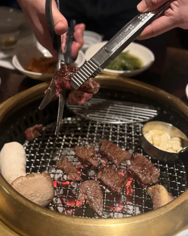 고기를 자르는 모습