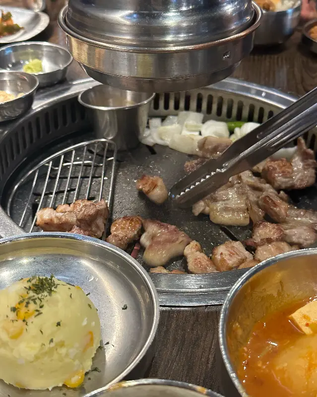 직원분이 능숙한 솜씨로 고기를 구워주는 모습