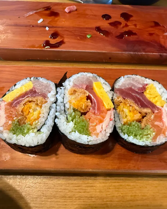 밥알보다 큰 회가 인상적인 후토마끼