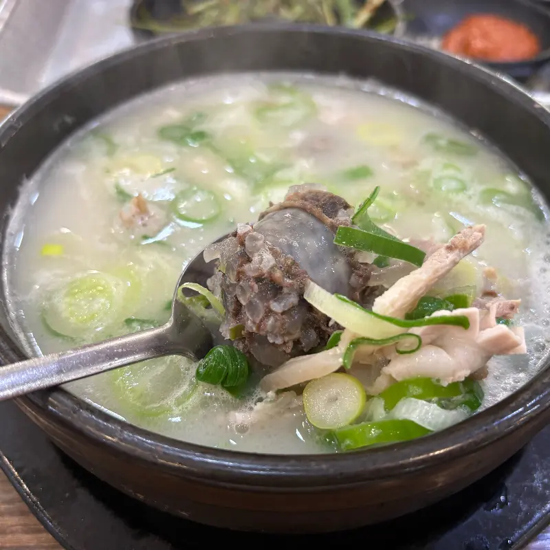 순대와 부추가 올려진 순대 국밥