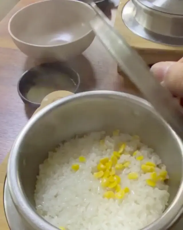 갓 지어 윤기가 흐르는 솥밥