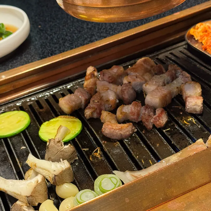 전문가의 손길로 구워지는 흑돼지