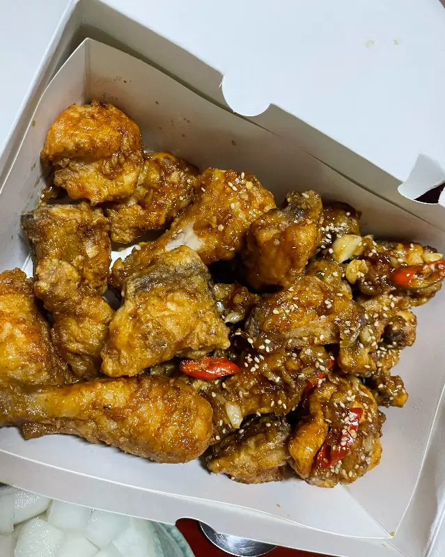 푸짐하게 담긴 마늘치킨