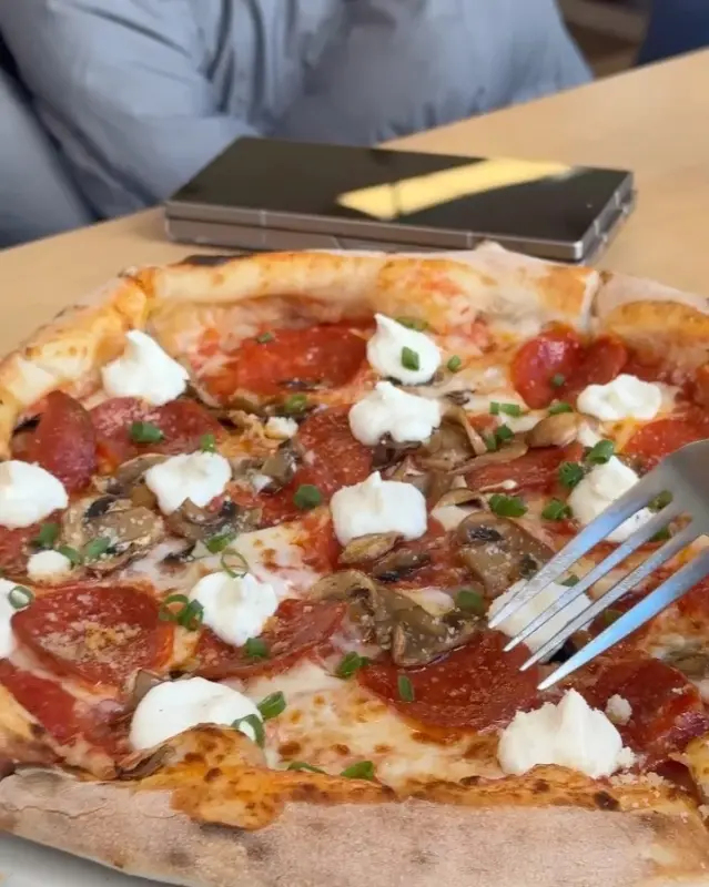 페퍼로니 버섯 피자 근접샷