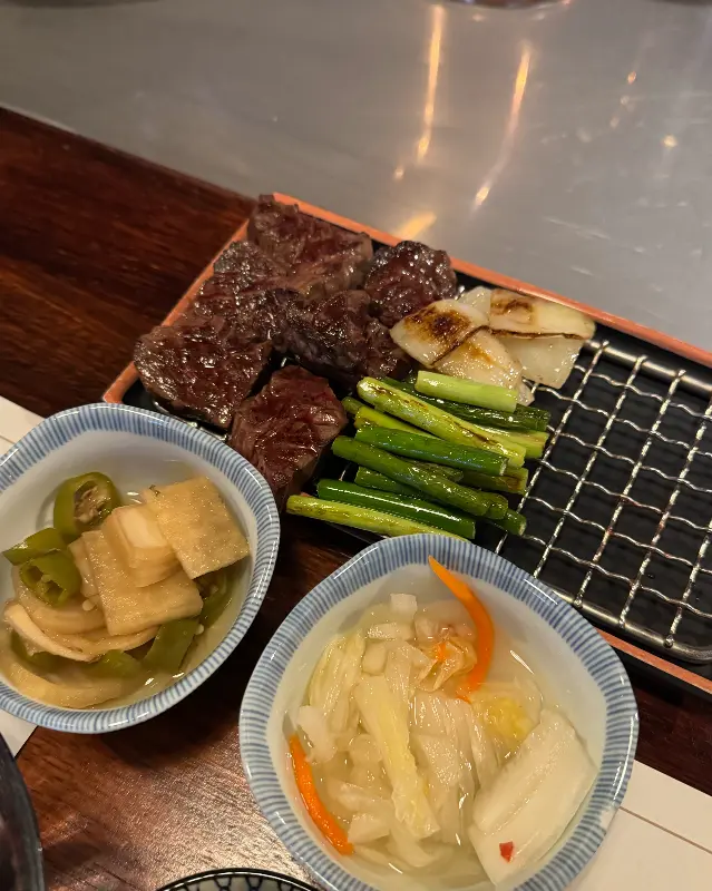 잘 구워진 소고기와 곁들임 찬들