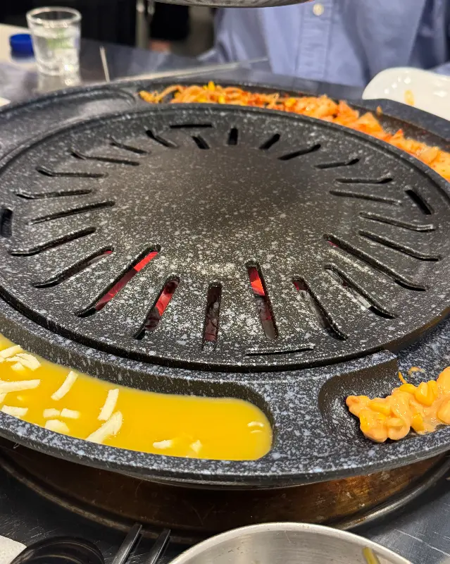 불판 가장자리에 구워 먹는 김치, 마카로니, 치즈