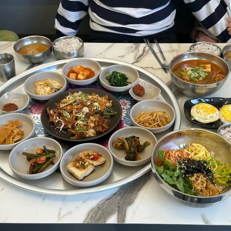 한 상 가득 차려진 음식