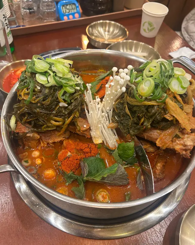 푸짐한 감자탕 한 상 차림