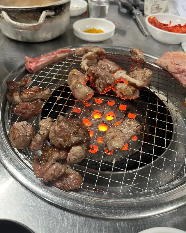 연탄불 위에서 구워지고 있는 돼지꼬리