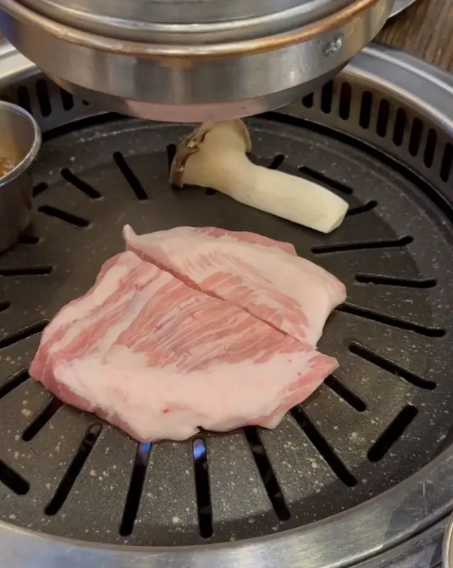 육즙 가득한 삼겹살이 맛있게 익어가는 모습