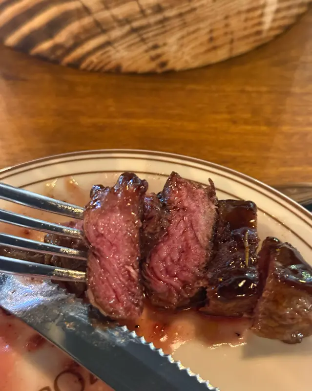 잘 구워진 스테이크