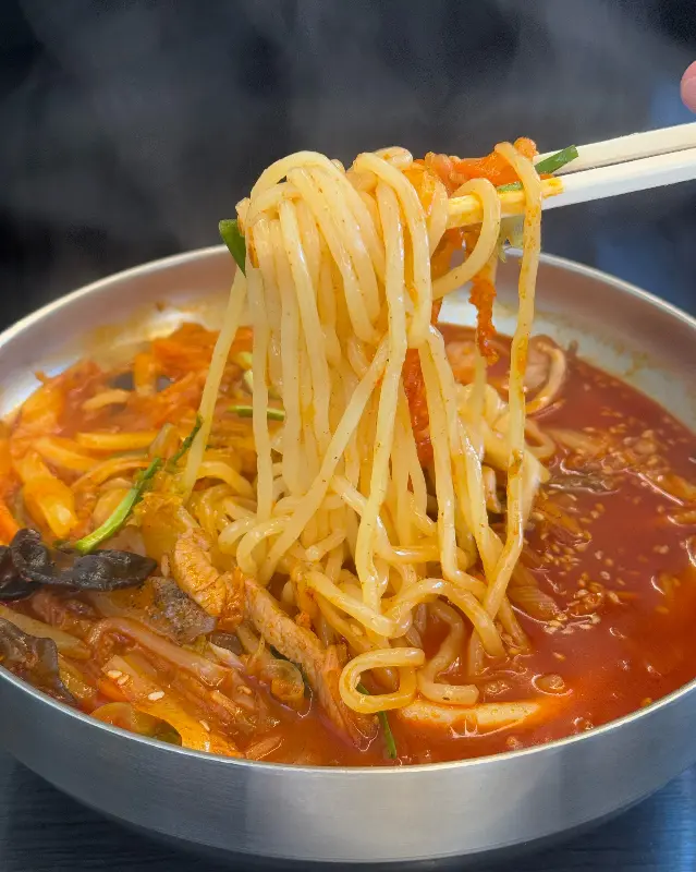 젓가락으로 들어올린 짬뽕 면발