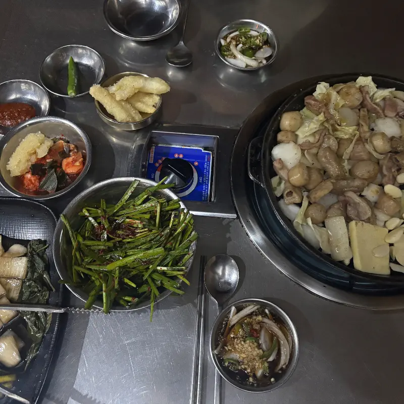 푸짐하게 차려진 한 상