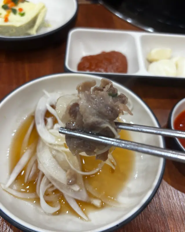 특제소스에 찍어먹는 오리고기