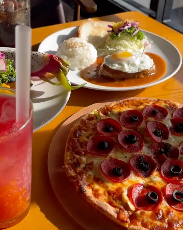 함박스테이크와 샐러드, 피자 한 상 차림