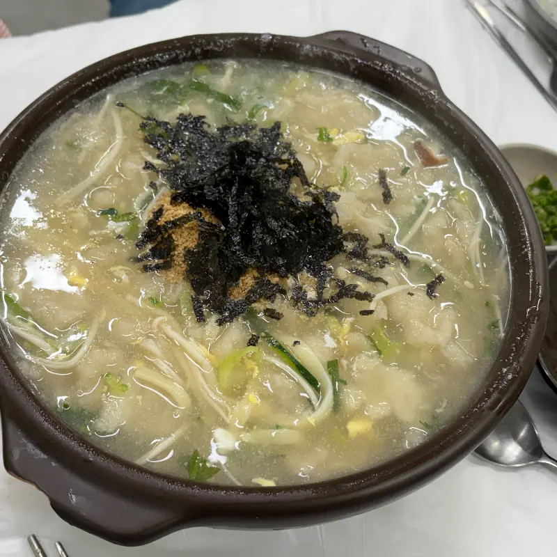 김가루와 깨가 뿌려진 옹심이