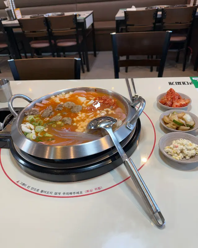 푸짐한 킹콩부대찌개의 모습