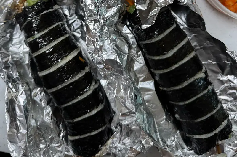 포장된 김밥 두 줄