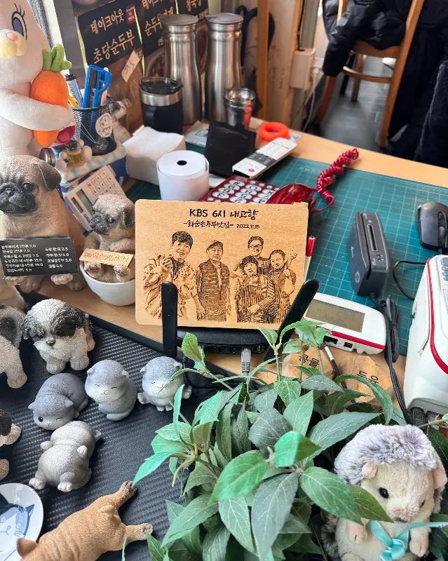 식당 입구에 놓인 강아지 모형