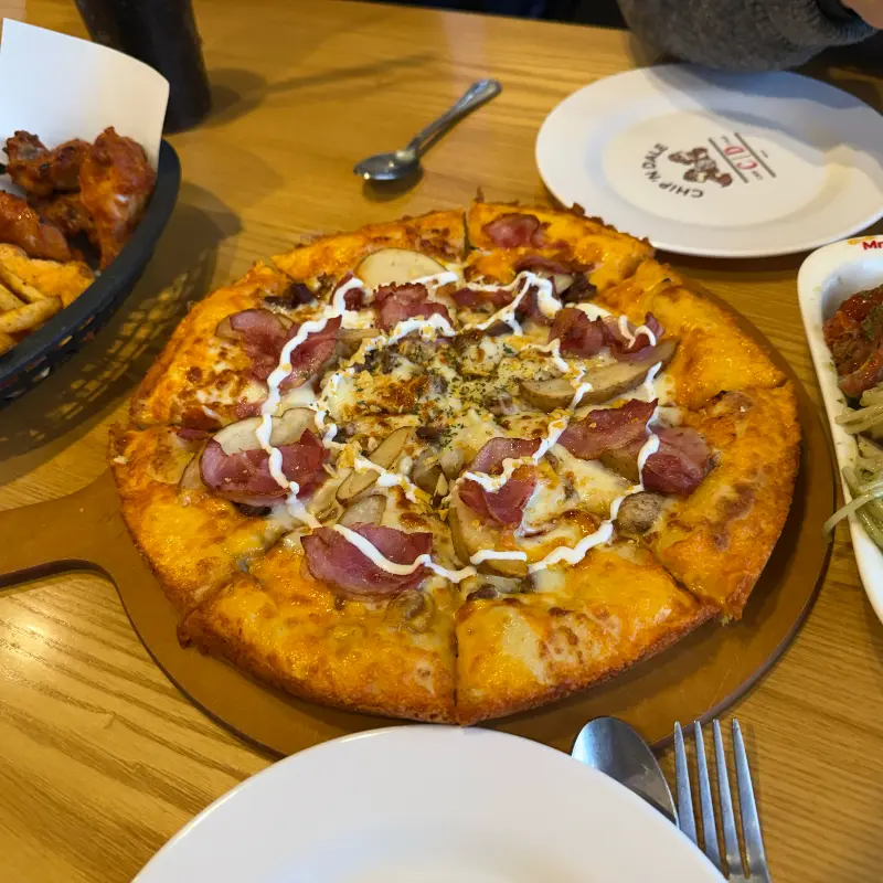 다양한 토핑이 올라간 미스터피자