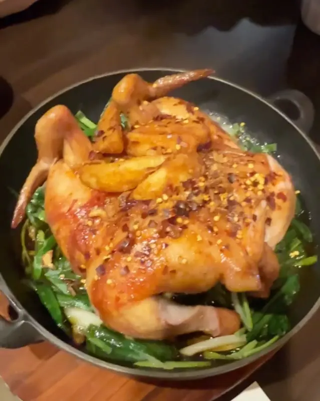 윤기가 흐르는 만계화의 대표 메뉴, 참나무 장작구이 치킨