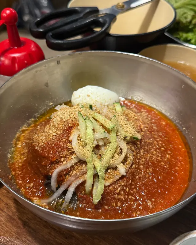 매콤달콤한 양념이 인상적인 비빔냉면