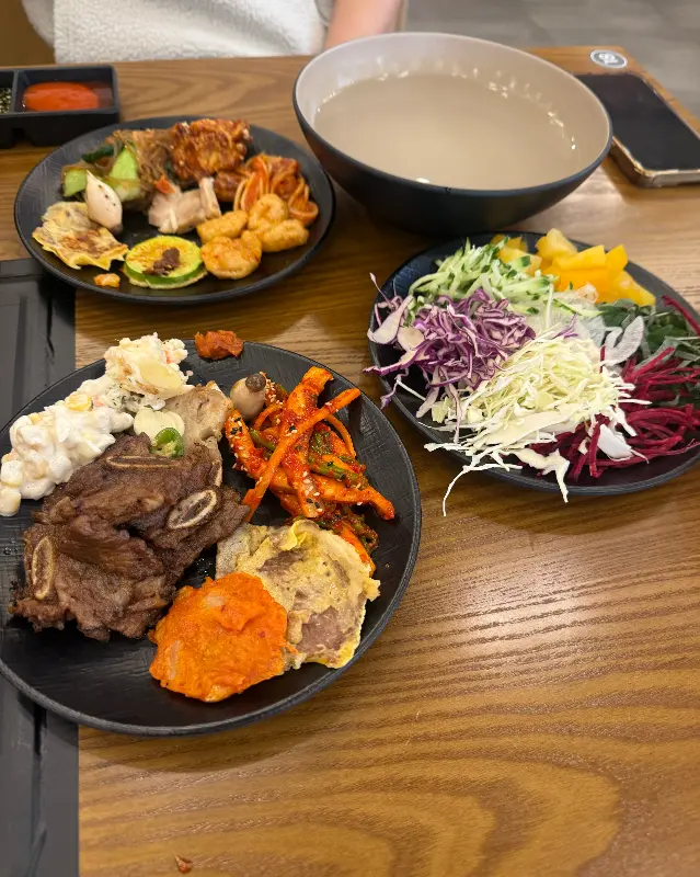 다양한 뷔페 메뉴