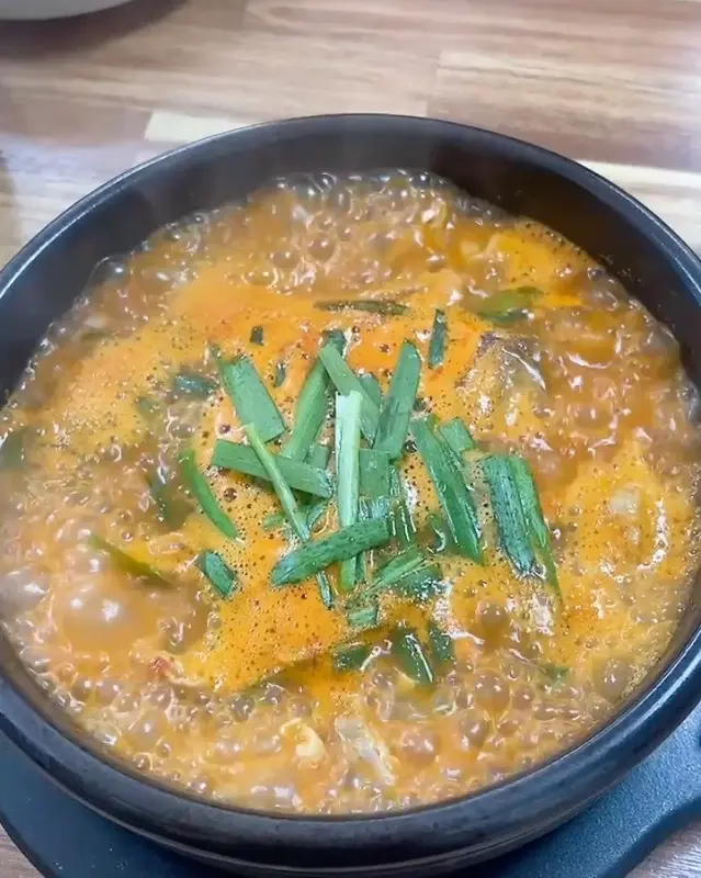 뚝배기 안에서 끓고 있는 얼큰순대국