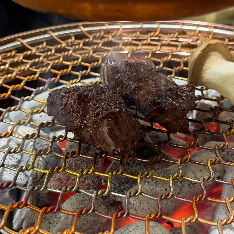 숯불 위에서 익어가는 갈비살