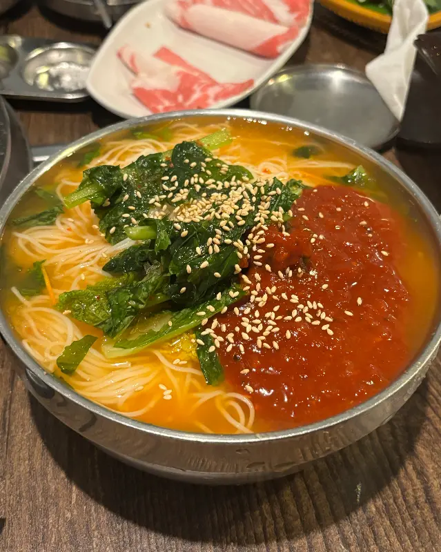 푸짐한 비빔국수