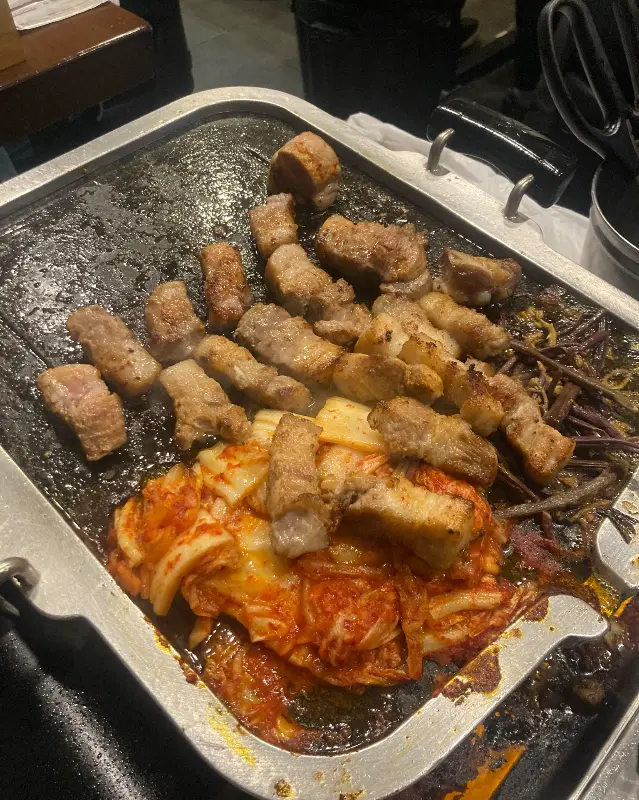 잘 익은 삼겹살과 김치의 조화