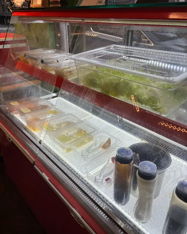 샐러드바 냉장고 모습