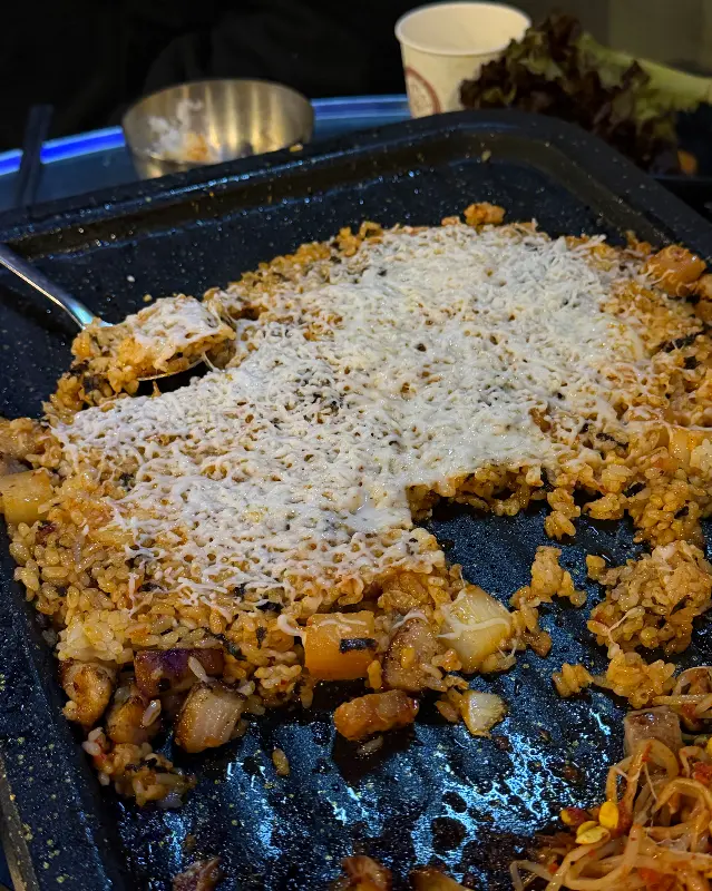 치즈가 듬뿍 올려진 깍두기 볶음밥