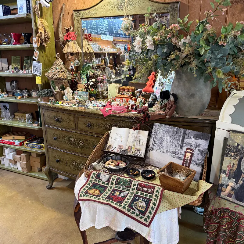 아기자기한 소품들이 가득한 카페 내부