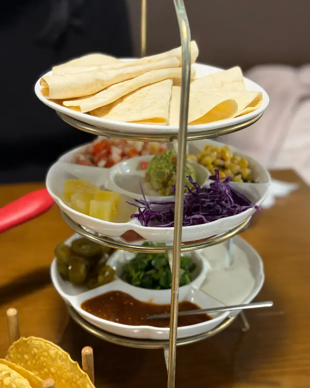 또띠아에 다양한 재료를 넣어 나만의 타코를 만들어 먹는 재미