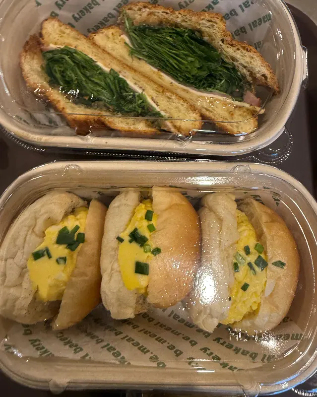 싱싱한 재료가 듬뿍 들어간 샌드위치