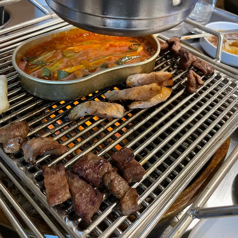 숯불 위에서 구워지는 특수부위 모듬