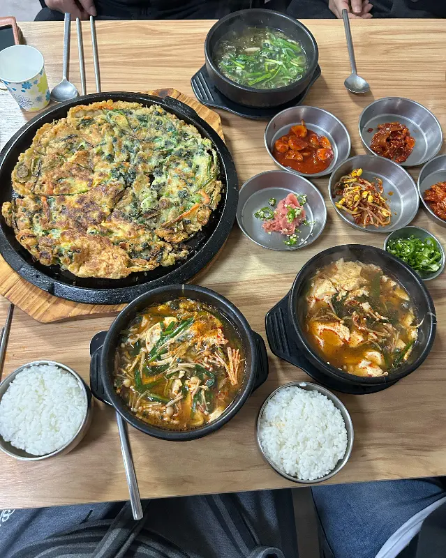 다슬기 해장국과 다슬기전, 정갈한 반찬이 차려진 한 상