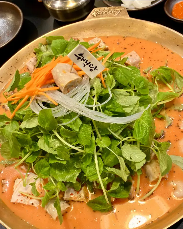 싱그러운 채소가 듬뿍 올려진 수백당의 메뉴