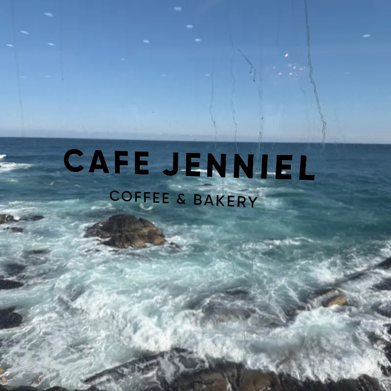 푸른 바다가 보이는 카페 제니엘 창가 좌석