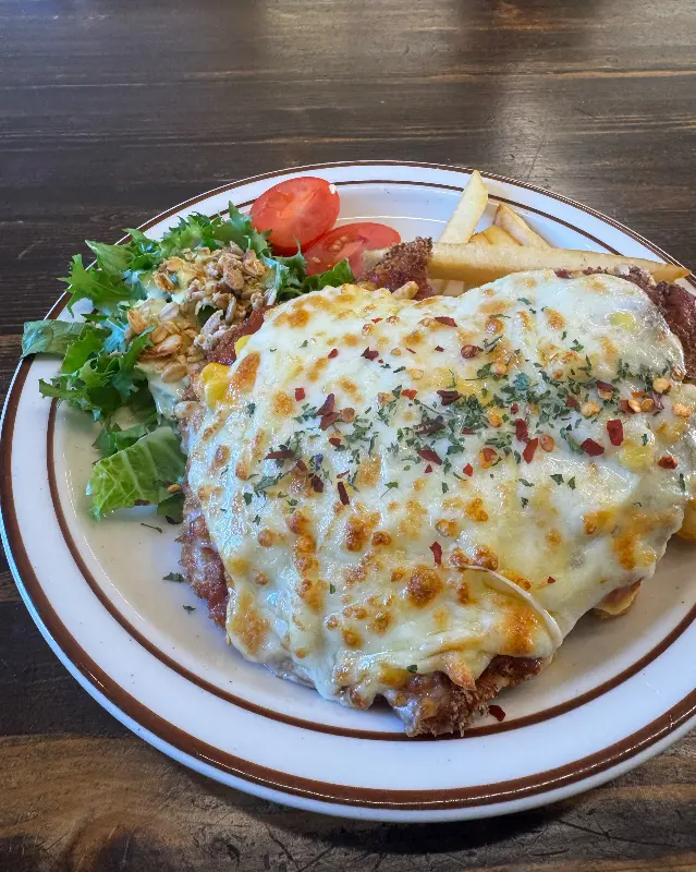 치즈가 듬뿍 올려진 치킨 파미