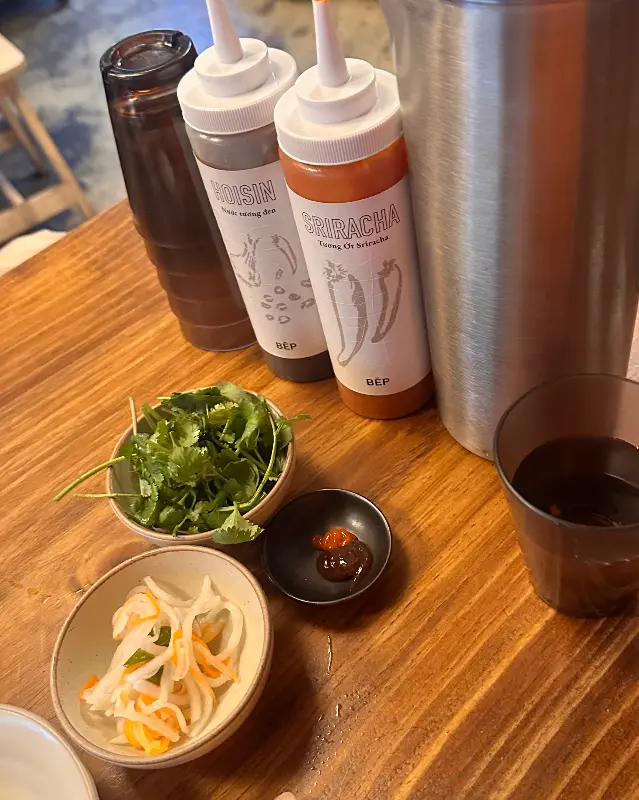 테이블 위에 놓인 소스, 고수, 양파절임