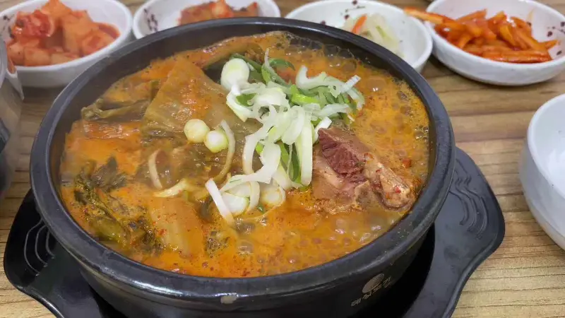 반찬과 함께 제공되는 국밥