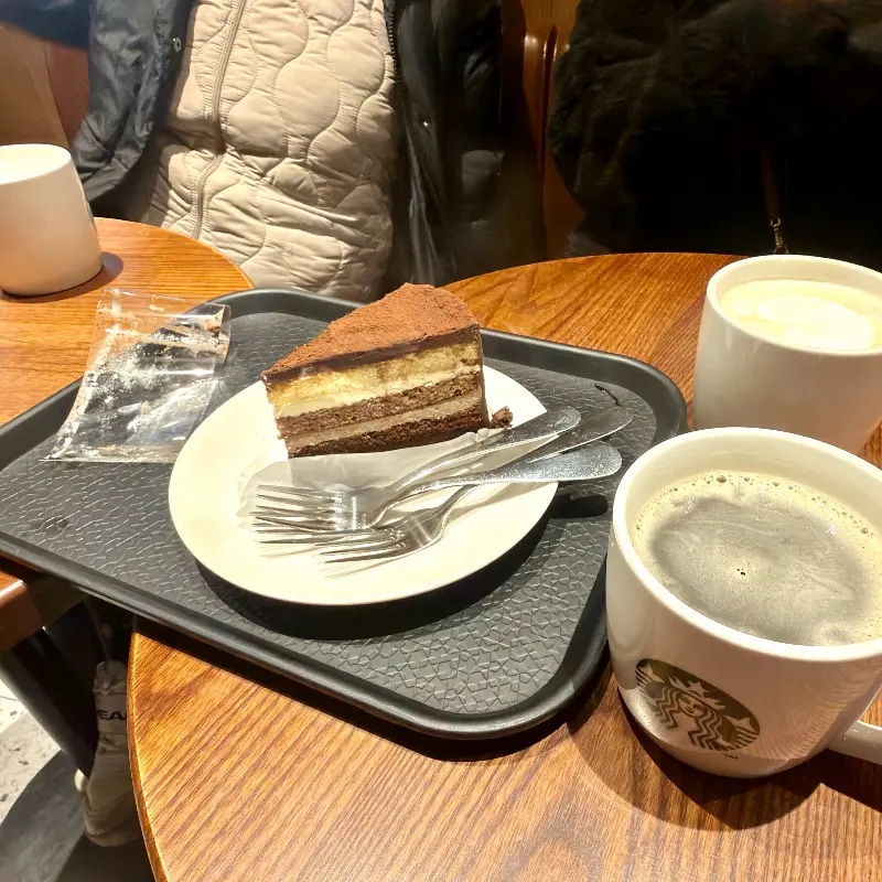 티라미수 케이크와 커피