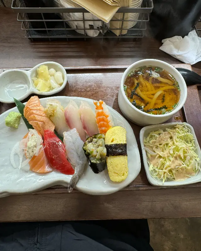 가지런히 놓인 초밥과 따뜻한 우동 한 그릇