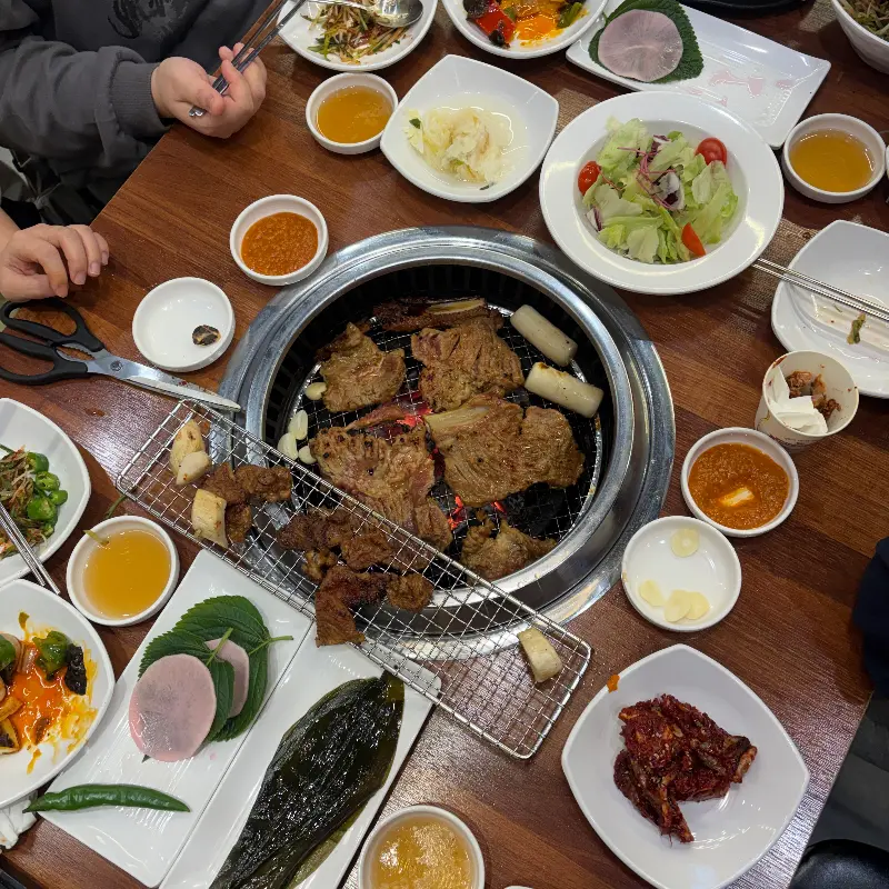 푸짐하게 차려진 돼지갈비 한 상