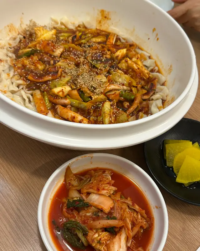 오징어 비빔 칼제비와 김치