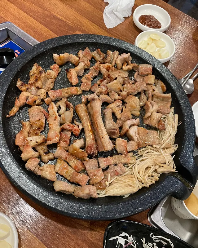 깔끔하게 차려진 밑반찬