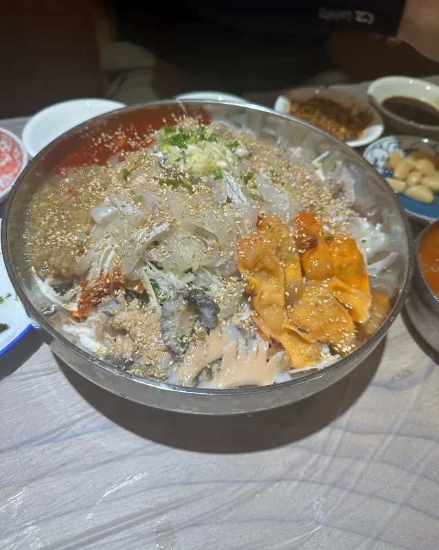 해산물이 듬뿍 들어간 물회